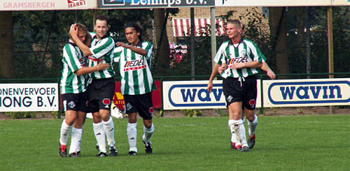 Klaas Johan Knevelman neemt de felicitaties in ontvangst  (Foto  Shanthi Brand, HHC Hardenberg)